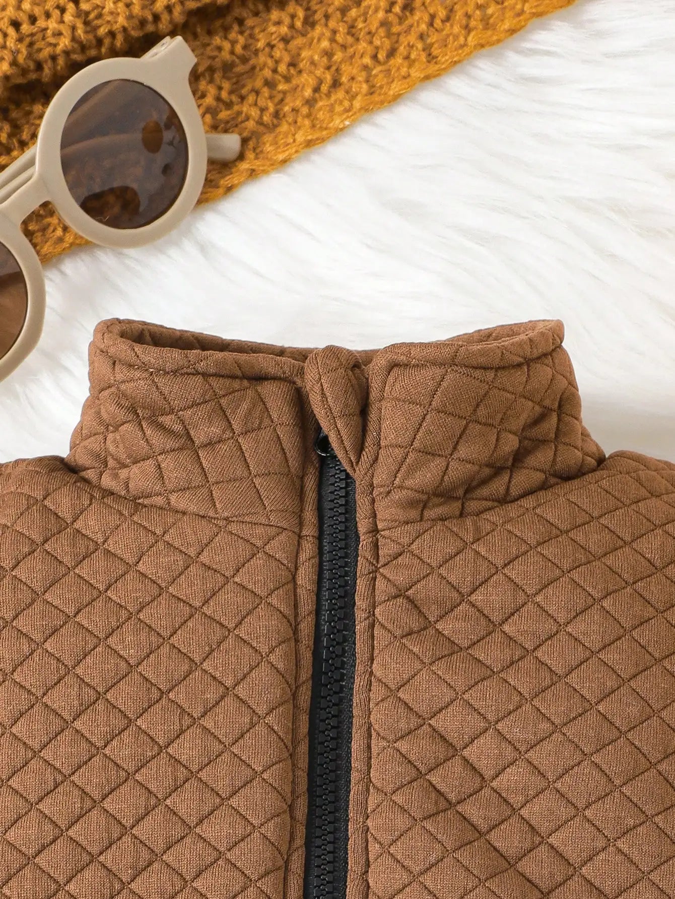 A Simple And Casual Brown Sleeveless Zipper Jacket For Outdoor