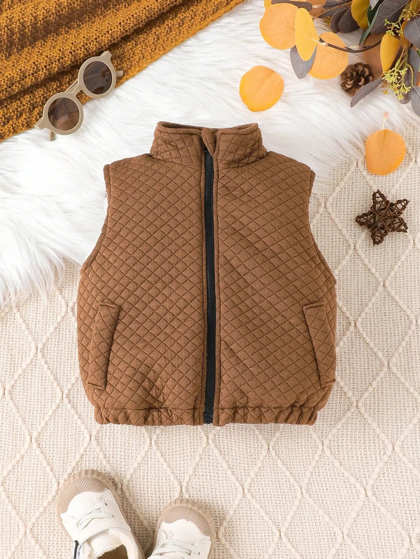 A Simple And Casual Brown Sleeveless Zipper Jacket For Outdoor
