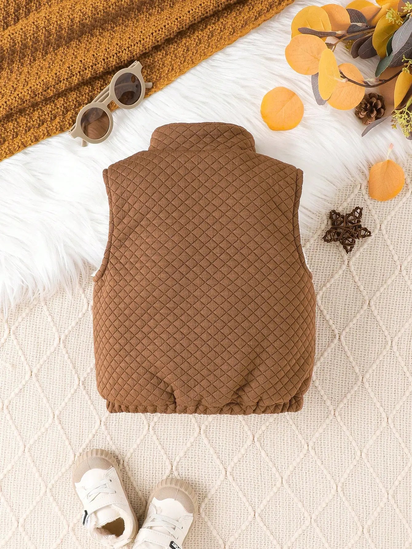 A Simple And Casual Brown Sleeveless Zipper Jacket For Outdoor